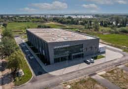 <p>Новый трехэтажный спортивный зал в венгерском городе Фоньод вместимостью около 1 000 зрителей и площадью 3 720 м</p>