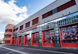 <p>Nový objekt centrální hasičské výjezdová stanice v Praze Holešovicích obsluhuje 17 městských částí a podílí se r</p>