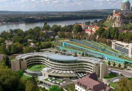 <p>Čtyřhvězdičkový hotel kategorie superior otevřený v létě 2021 v malebném prostředí ostrova Prímás v centru Ostři</p>