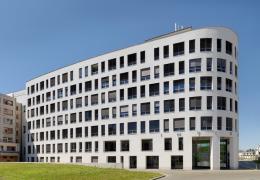 <p>A new catering operation in the new building of the regional hospital in Mladá Boleslav with a green roof and a </p>