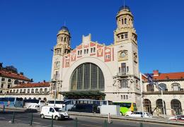 <p>Rekonstrukce vnitřních prostor Fantovy budovy na pražském hlavním nádraží, modernizace veřejně přístupných prost</p>