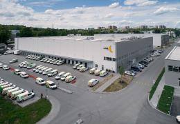 <p>The newly built hall of the online supermarket specializing in food delivery serves not only as a warehouse for </p>