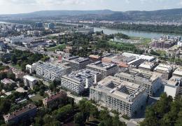 <p>Administrativní komplex v srdci Budapešti s více než 130.000 m2 kancelářské plochy, širokým zázemím a certifikac</p>