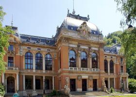 <p>Novorenesanční reprezentativní lázeňská budova z konce 19. století je národní kulturní památkou.</p>