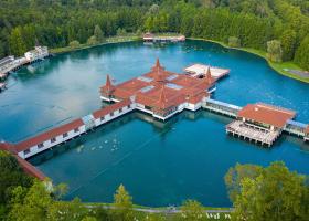 <p>Самое большое термальное озеро в мире находится в городе Хевиз, в Венгрии.</p>