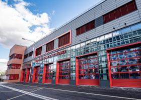 <p>Nový objekt centrální hasičské výjezdová stanice v Praze Holešovicích obsluhuje 17 městských částí a podílí se r</p>