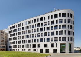 <p>A new catering operation in the new building of the regional hospital in Mladá Boleslav with a green roof and a </p>