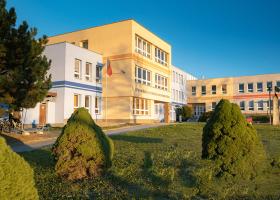 <p>Střední škola technická a obchodní v Dačicích je jedním z nejstarších center odborného školství v regionu.</p>